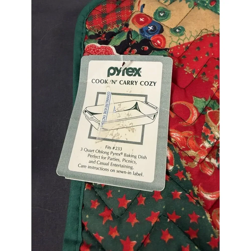 Pyrex Cook n Carry - Christmas Quilted Casserole Cozy - Fits 3qt Oblong